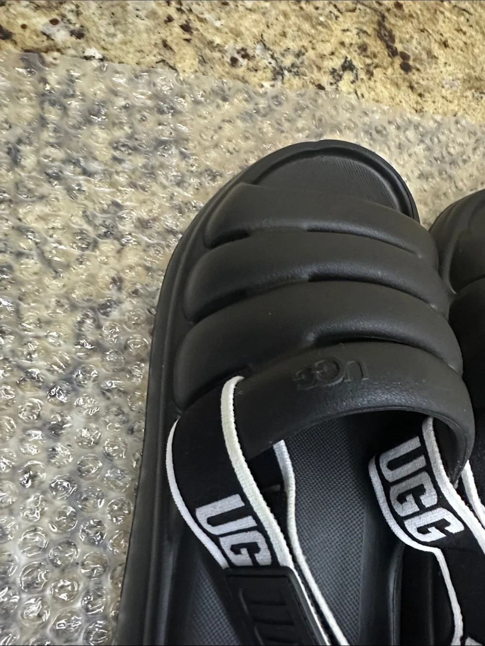 Brand New UGG Fluff Yeah Unisex (Men or Women) Cushioned Puff Strap Sandals
